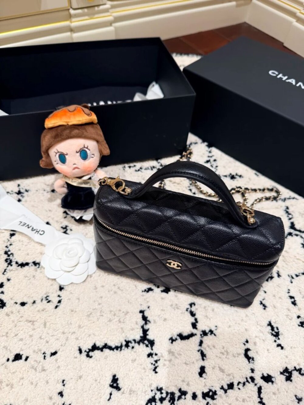 Classic CHANEL Bags: A Stylish and Versatile Choice for Elegance - Picture 5 of 6